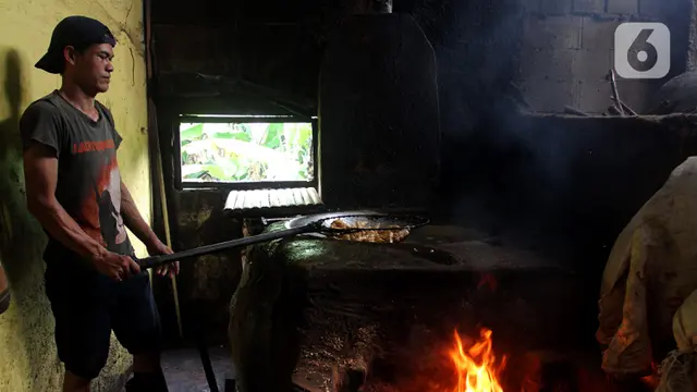FOTO: Imbas Kenaikan Harga Kedelai, Produsen Tahu Kurangi Produksi