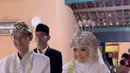 Kedua mempelai berbahagia ini tampil dengan baju adat sunda serba putih lengkap mengenakan kain lilit batik yang serasi sebagai bawahannya. [@ashanty_ash]