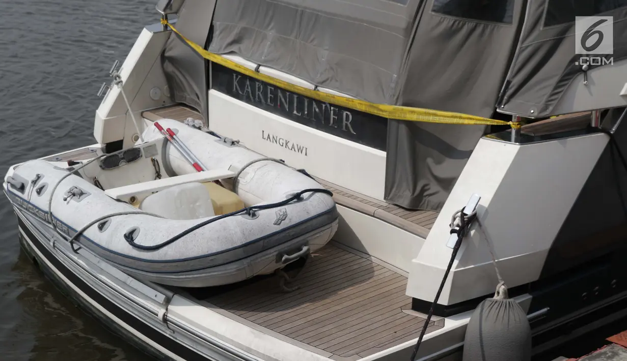 Garis pembatas polisi terpasang di salah satu bagian kapal pesiar Karenliner di Pelabuhan Batavia Marina, Jakarta, Selasa (11/6/2019). Dirtidpid Narkoba Bareskrim Polri mengungkap penyelundupan 37 kg sabu asal Malaysia sabu dengan menggunakan kapal pesiar. (Liputan6.com/Helmi Fithriansyah)