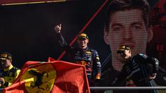 Pembalap asal Belanda dari tim Red Bull, Max Verstappen berhasil memenangi balapan F1 GP Italia 2022 yang digelar di Sirkuit Monza, Minggu (11/9/2022) malam WIB. Kemenangan tersebut menjadi podium juara kelima secara beruntun di musim 2022 yang kian mendekatkannya dengan titel juara dunia. (AFP/Miguel Medina)