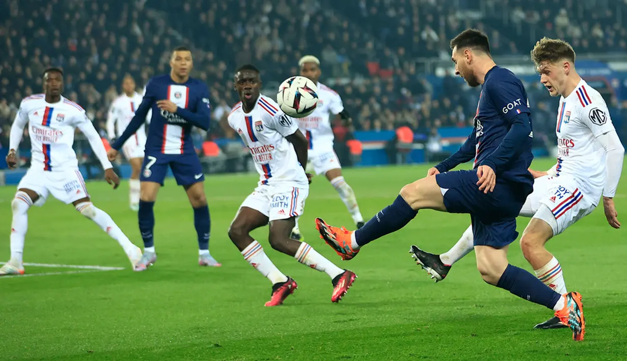 Sementara Lyon tampil lebih efektif. Meski hanya tiga shot on goal yang tercipta, mereka mampu memanfaatkan kesempatan. (AP Photo/Aurelien Morissard)