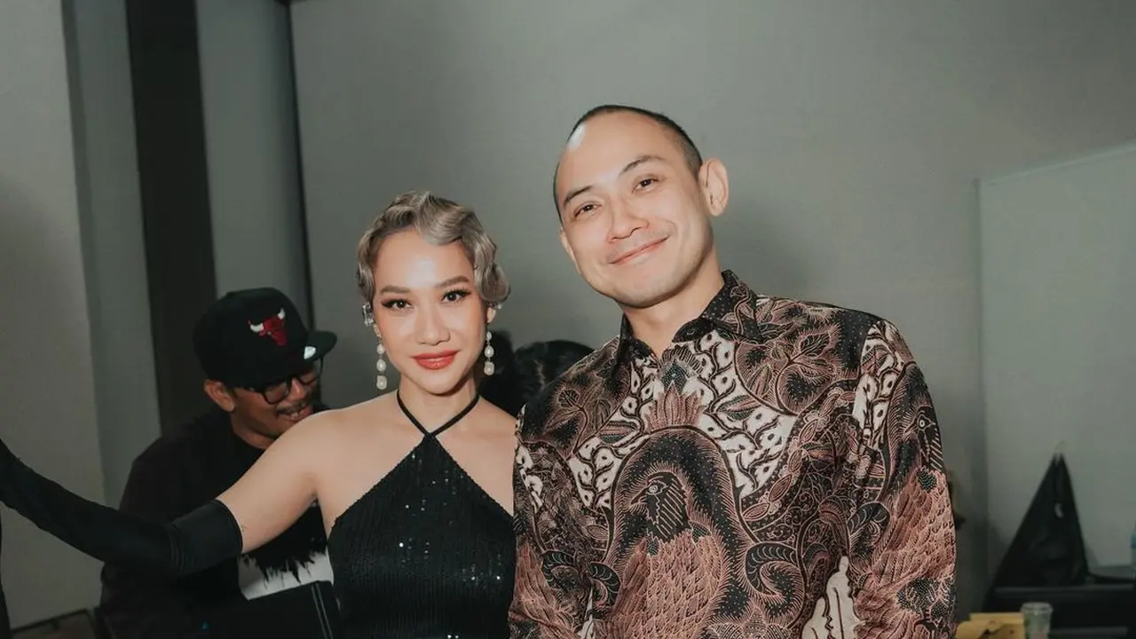6 Potret Gaya BCL Tampil di Acara Kantor Sang Suami Tiko Aryawardhana, Bergaya Glamor dengan Gaun Bling-bling Hitam