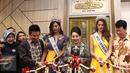 Prosesi pengguntingan pita oleh Miss Universe 2016, Iris Mittenaere dan Puteri Indonesia 2017 Bunga Jelitha Ibrani sebagai tanda peresmian dibukanya House of Mustika Ratu, Jakarta, Sabtu (1/4). (Liputan6.com/Herman Zakharia)
