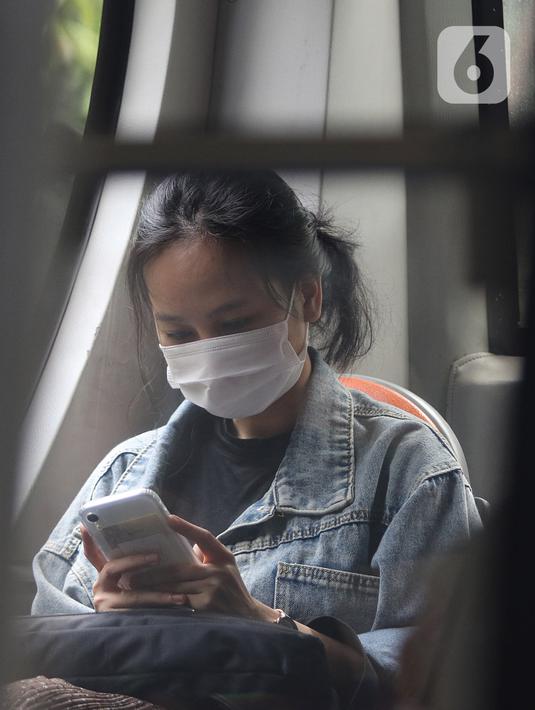 Seorang pasien Covid-19 Tanpa Gejala berada di dalam bus sekolah di Puskesmas Kecamatan Cilandak, Jakarta, Kamis (4/2/2021). Sehingga total kasus positif bertambah menjadi 1.123.105 orang. (Liputan6.com/Herman Zakharia)