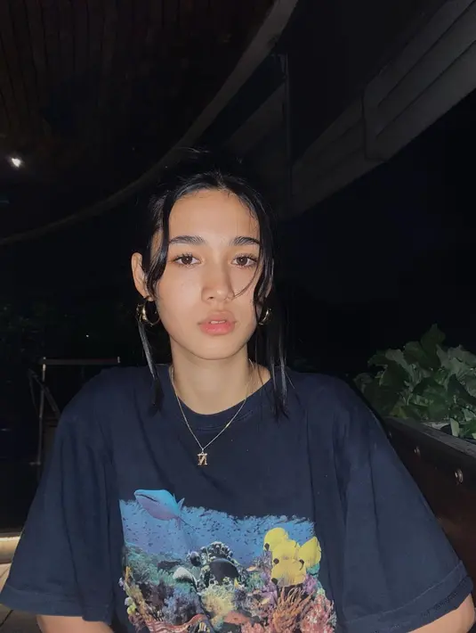 Hal ini dibuktikan dari banyaknya komentar positif netizen setelah menyaksikan adu perannya di film Dua Hati Biru. [Foto: Instagram/nuradatau]