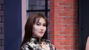 Gaun cheongsam yang dikenakan Ayu hadir dengan potongan pas badan yang menonjolkan siluet rampingnya. [@ayutingting92].
