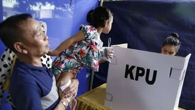 Coblos Ke TPS Bareng Keluarga, Begini Aksi Ayu Ting Ting Saat Pilkada 2018
