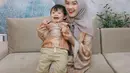 Nama Ana Riana kian dikenal sejak membintangi sinetron Tukang Ojek Pengkolan (TOP). Di sinetron tersebut, ia berperan sebagai Rinjani, istri dari Mas Pur.(instagram/anariana27)