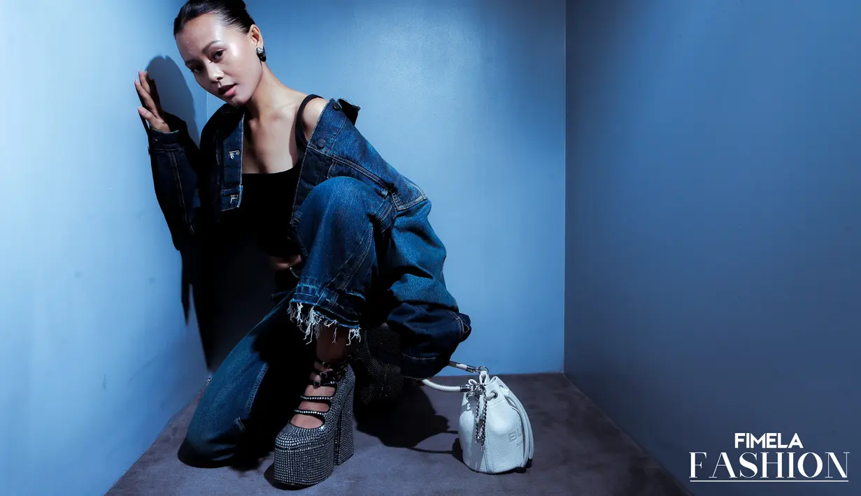 Untuk jadikan tampilan semakin memukau, aksi platform shoes dengan model glamor berhasil mengelevansi gaya kasual.  [Foto: Daniel Kampua/ Wardrobe: Marc Jacobs/ Makeup & Hair: Laura Mercier & Sisley/ Model: Ulfa-Studio47]