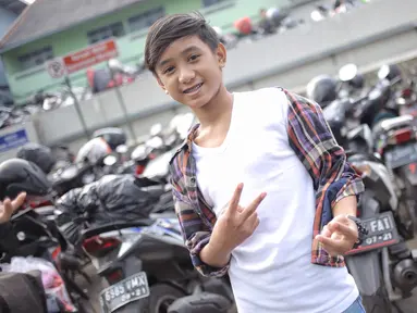Seleb Tik Tok, Bowo Alpenliebe ditemui di kawasan Tendean, Jakarta, Rabu (4/7). Sebelum resmi diblokir Kementerian Komunikasi dan Informatika, Bowo belakangan menjadi salah satu bintang Tik Tok yang ramai diperbincangkan. (Liputan6.com/Faizal Fanani)