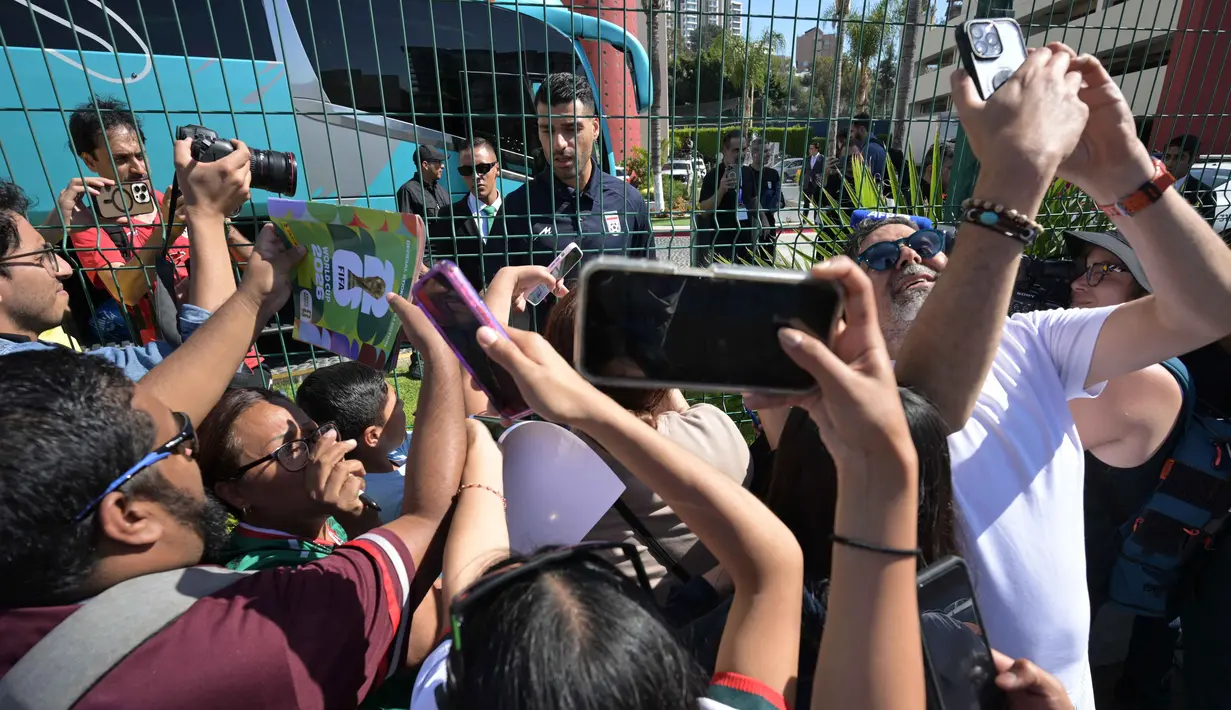 Penyerang Iran, Mehdi Taremi, memberikan tanda tangan untuk para penggemar di luar Hotel Marriott sebelum berangkat untuk sesi latihan di Tijuana, Meksiko, pada 10 Juni 2026, menjelang turnamen sepak bola Piala Dunia FIFA 2026. (Guillermo Arias/AFP)