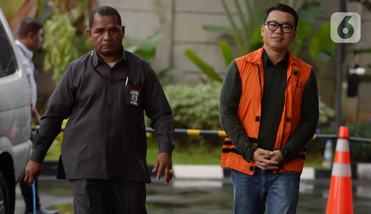 Mantan Direktur Utama Perum Perindo, Risyanto Suanda bersiap menandatangani berkas P21 tahap dua di Gedung KPK, Jakarta, Senin (20/1/2020). Risyanto dalam waktu dekat akan menjalani sidang perdana terkait kasus dugaan korupsi kuota impor ikan tahun 2019 di Perum Perindo. (merdeka.com/Dwi Narwoko)