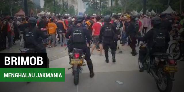 VIDEO: Brimob Menghalau Jakmania yang Memaksa Masuk ke GBK