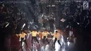 Kelompok paduan suara The Resonanz Children's Choir (TRCC) tampil saat Konser Beat It A Tribute to Michael Jackson di Gedung Teater Jakarta, Taman Ismail Marzuki, Jakarta Pusat, Sabtu (1/12). (New Fimela/Bambang Eros)