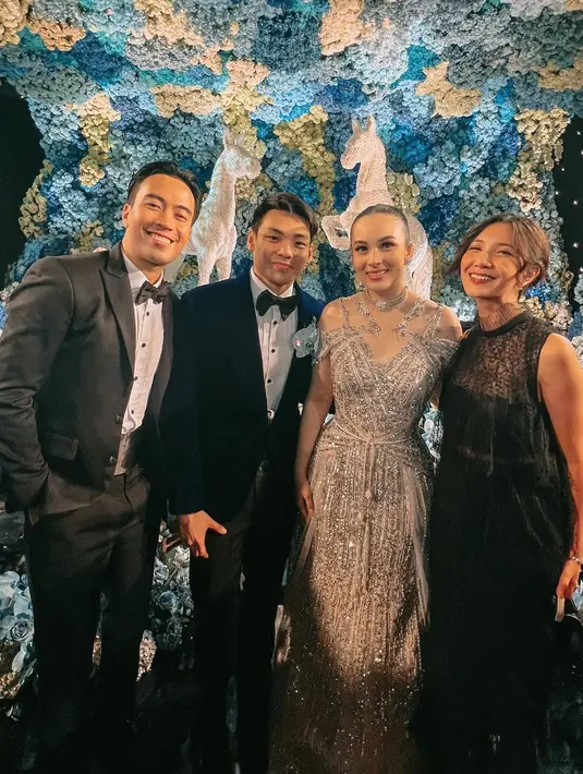 Ini adalah momen keduanya di pernikahan Chelsea Islan. Vidi Aldiano tampil khas dengan setelan jas dan celana panjang hitam, dipadu padankan dengan kemeja putih dan dasi kupu-kupu hitam. Sheila tampil serasi dengan dress hitam tanpa lengan. [Foto: Instagram/vidialdiano]