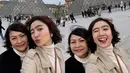 Berada di Paris tentu keduanya menjelajahi tempat ikonik di sana. Saat berjalan-jalan, keduanya tampil bergaya musim dingin. [@febbyrastanty]