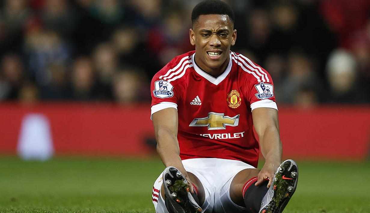 Striker MU, Anthony Martial, tampak kesakitan saat melawan West Ham pada laga Liga Premier Inggris di Stadion Old Trafford, Inggris, Sabtu (5/12/2015). (Reuters/Andrew Yates)
