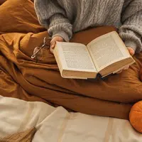 Ilustrasi Membaca Buku Bisnis  Credit: pexels.com/Monstera