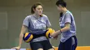 Wang Yimei (kiri) dan Zhang Lei (kanan) berbincang saat sesi latihan tim Jakarta Elektrik PLN pada Proliga 2016. (Bola.com/Nicklas Hanoatubun)