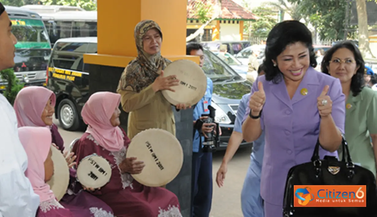 Citizen6, Cipayung: Ketua Umum Dharma Pertiwi, Tetty Agus Suhartono melakukan kunjungan sosial ke Panti Sosial Tresna Werdha Budi Mulia 1, yang disambut musik Rebana bertempat di Cipayung, Jakarta Timur, Rabu (11/4). (Pengirim: Badarudin Bakri)