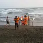 Tim SAR berupaya mencari para siswi yang hilang.‎ di Pantai Menganti Cilacap, Jawa Tengah. (Liputan6.com/Edhie Prayitno Ige)