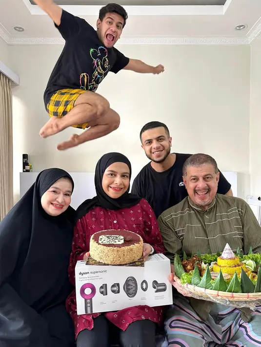 Potret kocak Fadil saat merayakan ulang tahun Dilla adik perempuannya. Selain gemar menjahili papahnya, Fadil juga sering menjahili adiknya. (Instagram/@fadiljaidi)