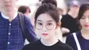 Model kacamata yang dikenakan Irene Red Velvet ini tak pernah lekang oleh zaman. Bagi kamu pemilik wajah bulat, bisa menggunakan rounded glasses dengan frame yang tipis. Makin menggemaskan! (twitter/RV_airport).