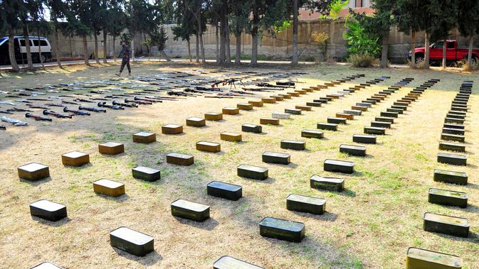 Senjata dan amunisi sitaan terlihat di pangkalan militer Suriah di Damaskus, ibu kota Suriah (8/11/2020). Tentara Suriah menyita senjata dan amunisi dari daerah yang sebelumnya dikuasai pemberontak di wilayah selatan dan mengangkutnya ke pangkalan militer di Damaskus. (Xinhua/Ammar Safarjalani)