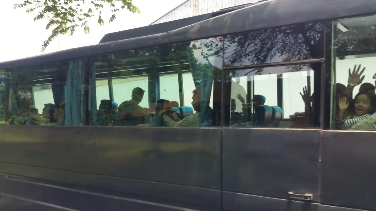 Bus yang membawa pasukan perdamaian Polri