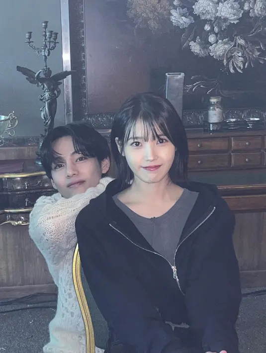 V berpose hangat sambil bersandar di kursi yang diduduki IU. Keduanya terlihat cute, bukan? (Foto: Instagram/ dlwlrma)