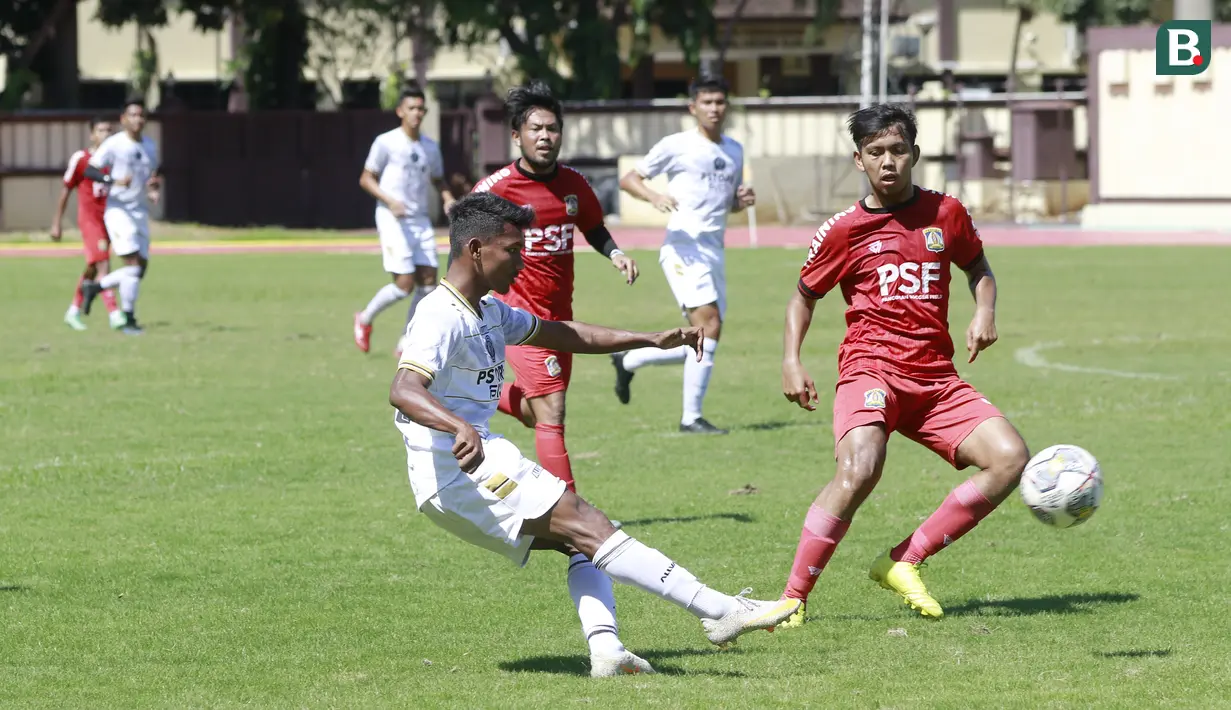 Pemain FC Bekasi City, Assanur Rijal, melepaskan tendangan saat melawan Persiba Balikpapan pada laga uji coba di Sekolah Tinggi Ilmu Kepolisian, Jakarta, Sabtu (7/1/2023). (Bola.com/M Iqbal Ichsan)