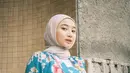 Gaya anggun Ansellma Putri saat pakai kebaya ini berhasil mencuri perhatian netizen. Netizen pun tak sungkan memuj cantik perempuan yang berasal dari Bandung ini saat tampil berkebaya. Terlebih, penampilan anggunnya ini disempurnakan dengan pakai hijab. (Liputan6.com/IG/@ansellmaputri)