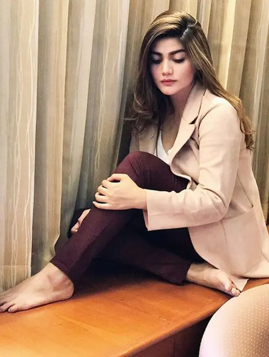 Selain gaya berbusananya, Hilda juga sangat peduli dengan model rambutnya. Tak jarang ia mengubah warna rambutnya. (Instagram/hvkhildavitriakhan)