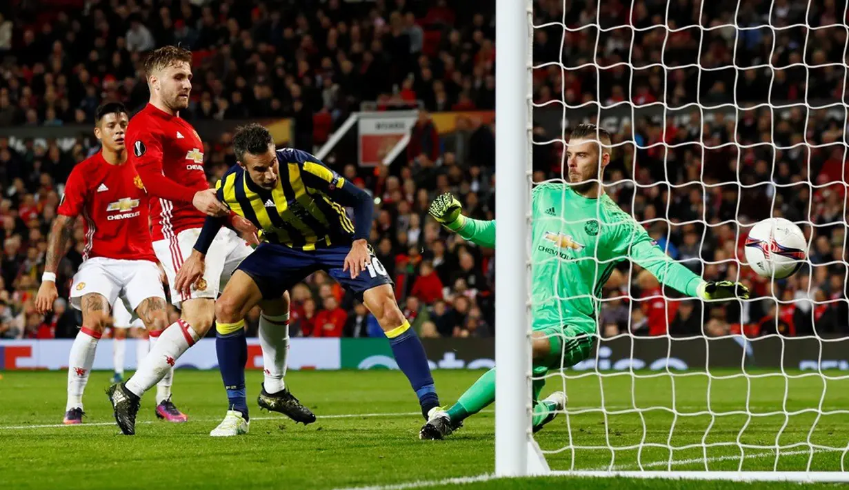 Striker Fenerbahce, Robin Van Persie, mencetak gol balasan ke gawang MU dalam laga Grup A Liga Europa di Stadion Old Trafford, Manchester, Jumat (21/10/2016). (Action Images via Reuters/Jason Cairnduff)