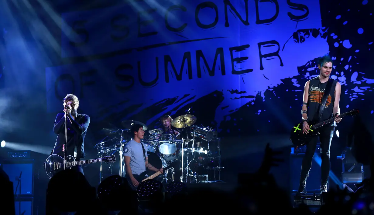 Grup band asal Australia, 5 Seconds of Summer sukses menghibur fans setianya yang biasa disapa '5Sos Fam'. Ini kali pertamanya menyapa fans setianya di Indonesia. (Galih W. Satria/Bintang.com)