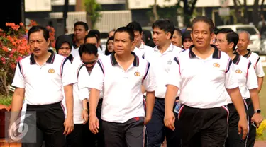 Kabareskrim Mabes Polri, Komjen Pol Anang Iskandar (kanan) beserta jajaran melakukan jalan sehat di Lapangan Bhayangkara, Jakarta, Jumat (6/11/2015). Hal ini bertujuan menjaga kebugaran dan menjalin suasana kekeluargaan. (Liputan6.com/Helmi Fithriansyah)