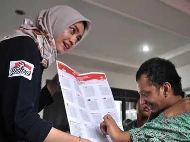 Anggota KPUD Bekasi menyosialisasikan Pemilu 2019 kepada pemilih pemula penyandang disabilitas di SLB Al Gaffar Guchany, Bekasi, Rabu (20/2). Hal ini untuk mengedukasi pemilih pemula penyandang disabilitas tentang Pemilu 2019. (Merdeka.com/Iqbal Nugroho)