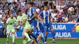 Penyerang Barcelona, Robert Lewandowski, memborong tiga gol ke gawang Alaves pada laga pekan ke sembilan Liga Spanyol di Stadion Mendizorroza, Minggu (06/10/2024). (AFP/Cesar Manso)