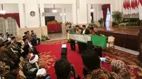 Pengusaha Malaysia yang juga tokoh Konghucu, Tan Sri Lee Kim Yew memberikan Alquran sulaman tangan terbesar di dunia untuk umat Islam di Indonesia. (Merdeka.com/ Titin Supriatin)