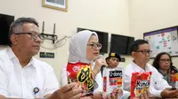 Kepala BPOM Penny Lukito memaparkan mengenai empat varian mi instan asal Korea Selatan yang positif mengandung babi. (Foto: Humas BPOM)