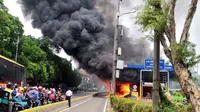 Kebakaran di Tol Gardu Pejompongan, Jakarta. (TMC Polda Metro Jaya)