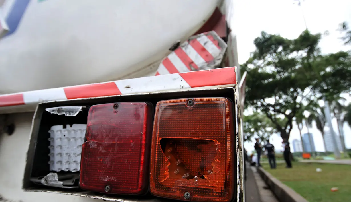 Kondisi bagian kaca sen belakang truk yang dirusak pendemo di Lapangan Monas, Jakarta, Senin (18/3). Sebelumnya, pada pagi tadi truk tangki berpelat polisi B 9214 TFU dan B 9575 UU tersebut dibajak oleh pendemo. (merdeka.com/Iqbal S. Nugroho)