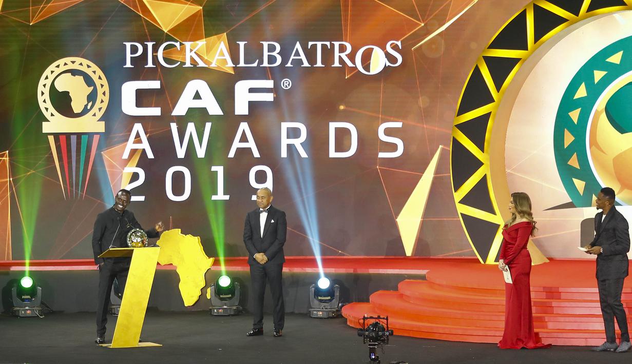 Penyerang Senegal, Sadio Mane, saat mendapatkan penghargaan sebagai pemain terbaik Afrika 2019 di Hurghada, Mesir, Rabu (8/1/2020). Pemain Liverpool ini mengalahkan Mohamed Salah dan Riyad Mahrez. (AFP/Khaled Desouki)