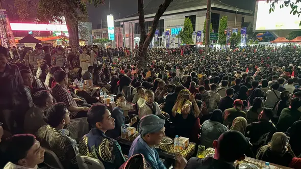 <p>Wapres terpilih, Gibran Rakabuming Raka dan Menparekraf, Sandiaga Uno ikut nobar laga Timnas Indonesia kontra Uzbekistan di videotron BNI yang terletak di depan Balai Kota Solo, Senin (29/4) malam.(Liputan6.com/Fajar Abrori)&nbsp;</p>