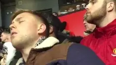 Manchester United saat masih ditangani oleh Sir Alex Ferguson menampilkan permainan yang atraktif dan menghibur, namun di era Louis van Gaal begitu membosankan hingga membuat seorang fans tertidur di bangku stadion saat Manchester United melawan Shef...
