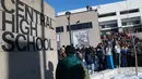 Ratusan siswa di Central High School keluar dari gedung saat melakukan pemogokan untuk melakukan aksi protes di St. Paul, Minn (14/3). Ribuan siswa Amerika keluar dari ruang-ruang kelas mereka untuk melakukan aksi protes. (AP Photo / Jim Mone)