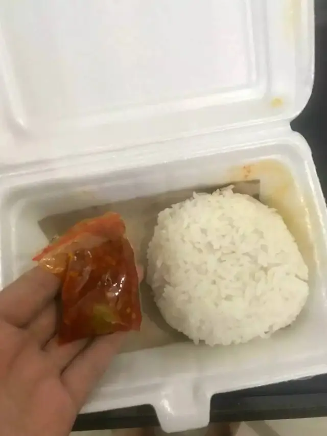 8 Potret Nyeleneh Isi Nasi Kotak yang Bikin Geleng Kepala, Lauknya Kocak Banget