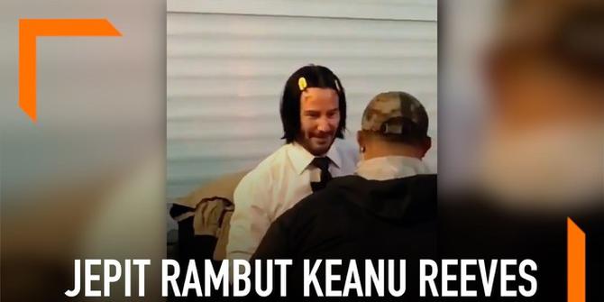 VIDEO: Keanu Reeves Terciduk Pakai Jepit Rambut Kekinian