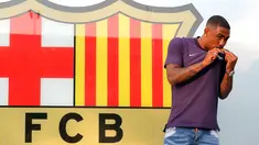 Pesepakbola muda Brasil, Malcom Filipe Silva de Oliveira mencium jersey berlogo Barcelona setibanya di stadion Camp Nou, Selasa (24/7). Barcelona telah membajak Malcolm yang selangkah lagi berkostum AS Roma. (AP Photo/Manu Fernandez)