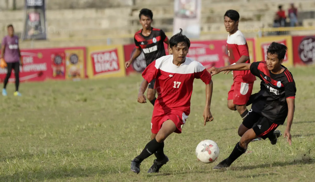 Pemain STIMED Nusa Palapa, Anderson Kabes, berusaha melewati pemain STKIP Mega Resky pada laga final Torabika Campus Cup 2017 di Stadion UNM, Makassar, Kamis, (19/10/2017). STIMED Nusa Palapa menang adu penalti atas STKIP Mega Resky. (Bola.com/M Iqbal Ich